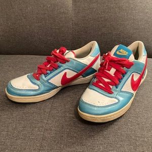 Cool Vintage retro Nike shoes. Size 9